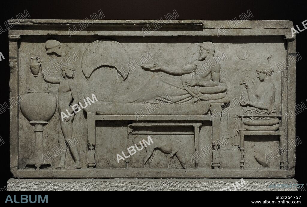 ARTE GRIEGO. ESTILO SEVERO. TURQUIA. Estela de un BANQUETE FUNEBRE GRIEGO, donde se representa al difunto reclinado en un triclinium y su joven criado sirviéndole un ritón de vino. Procedente de Thasos. Datado entre el 480 y 450 a. C. aproximadamente. Museo Arqueológico. ESTAMBUL. Turquía.