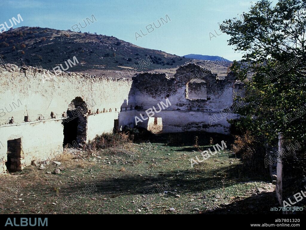 ESQUILEO DE SANTILLANA EN PRIMER TERMINO EL RANCHO.