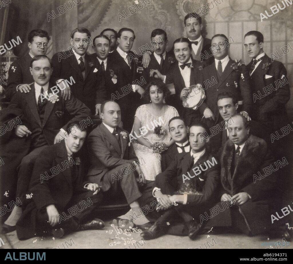 DORA "LA CORDOBESITA" RODEADA DE SUS ADMIRADORES Y DEL PINTOR JULIO ROMERO DE TORRES - SIGLO XX.