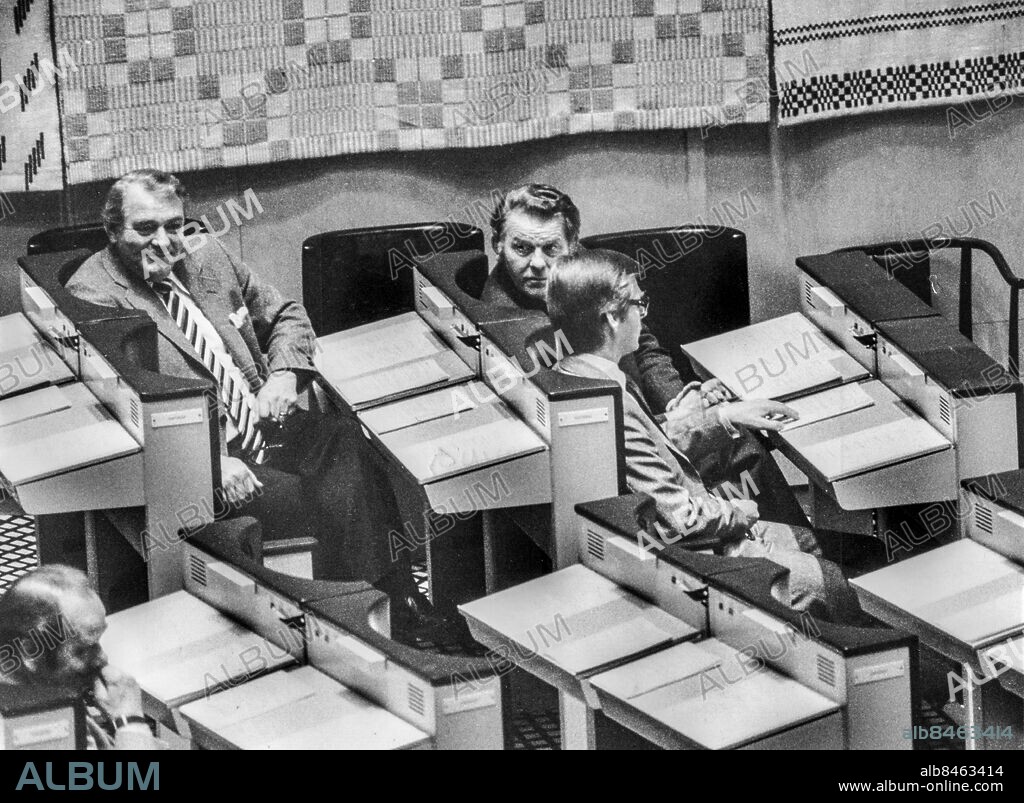 ARKIV STOCKHOLM 1980-10-22. Statsminister Thorbjörn Fälldin (C) och Folkpartiets partiledare Ola Ullsten konstaterar att Fälldin kan sitta kvar som statsminister och styra Sverige efter förtroendeomröstningen med siffrorna 174 för och 175 röster emot regeringens avgång, i Riksdagens plenisal i Stockholm 22:a oktober 1980, efter Oppositionens misstroendeförklaring mot regeringen där man anser att den har misskött hanteringen av den ekonomiska krisen.. Foto: Lennart Nygren / SvD / TT / Kod: 11014.