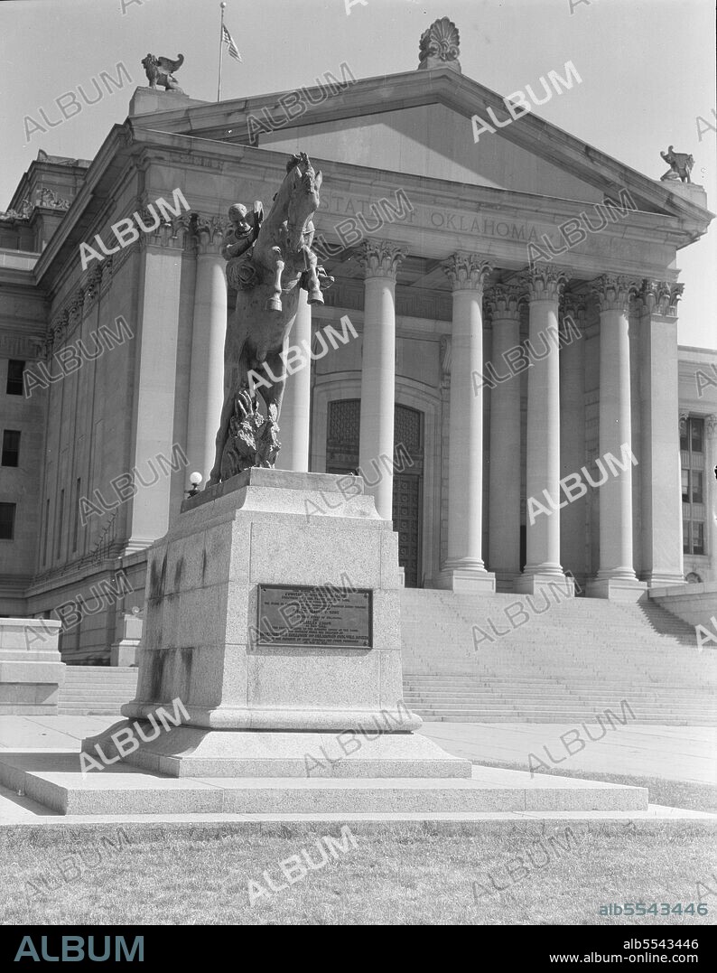 DOROTHEA LANGE y CONSTANCE WHITNEY WARREN. Oklahoma City state capitol, literally built on oil. Oklahoma. [Bronze sculpture: Tribute To Range Riders by Constance Whitney Warren].
