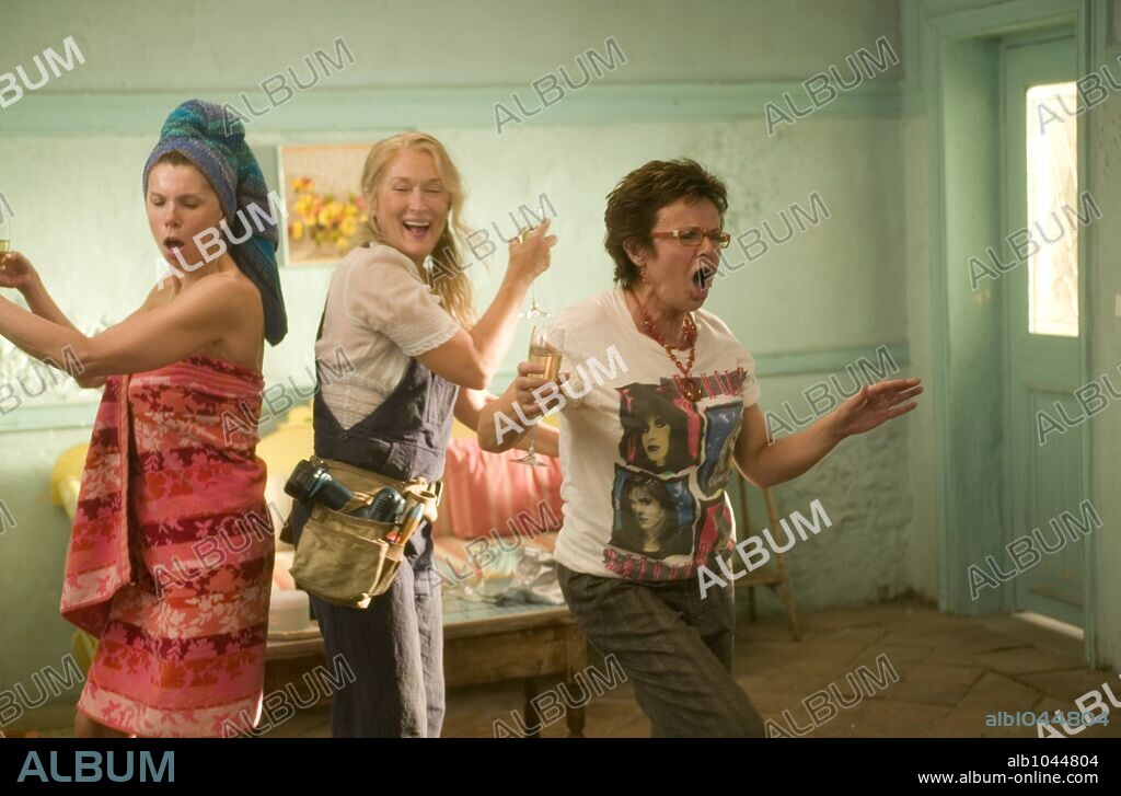 CHRISTINE BARANSKI, JULIE WALTERS y MERYL STREEP en MAMMA MIA! LA PELICULA, 2008 (MAMMA MIA!), dirigida por PHYLLIDA LLOYD. Copyright LITTLESTAR PRODUCTIONS/PLAYTONE / MOUNTAIN, PETER.