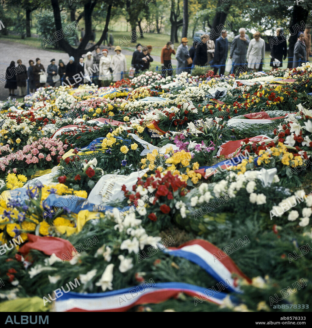 ARKIV STOCKHOLM 1973-09-26. Ett hav av blommor och besökare vid kung Gustaf VI Adolfs grav på kungliga begravningsplatsen på Haga i Stockholm. Kungen avled 15 september 1973 och begravningsceremonin hölls i Storkyrkan 25 september. Foto: Jacob Forsell / EXP / TT / Kod: 14. ** AFTONBLADET OUT **.