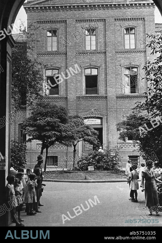 Berlin-Mitte, former Jewish Hospital, Auguststr. 14-16 (built from 1858-60; architect: Eduard Knoblauch; as of 1914, site of Jewish welfare organisations, children's home, welfare office, etc.; during WW II, Gestapo collection site, now houses the Max Plank School). The Ahawah Children's Home. Photo, Abraham Pisarek, undated, c. 1935.