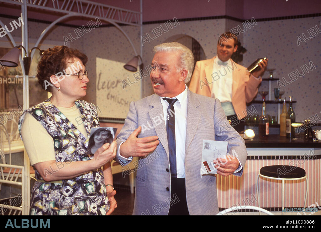 Ohnsorg Theater - If your name is Meyer / Many people in our country are called Meyer, and that can be an advantage! That is also the opinion of Magnus Matthäus Meyer (FRITZ HOLLENBECK, M.), who in reality is a completely different person. Photo with Horst Lüttjohann (OSKAR KETELHUT, back) and Therese Stutenbrink (UTA STAMMER). / Headline: OHNSORG THEATER - IF YOUR NAME IS MEYER / D 1996.