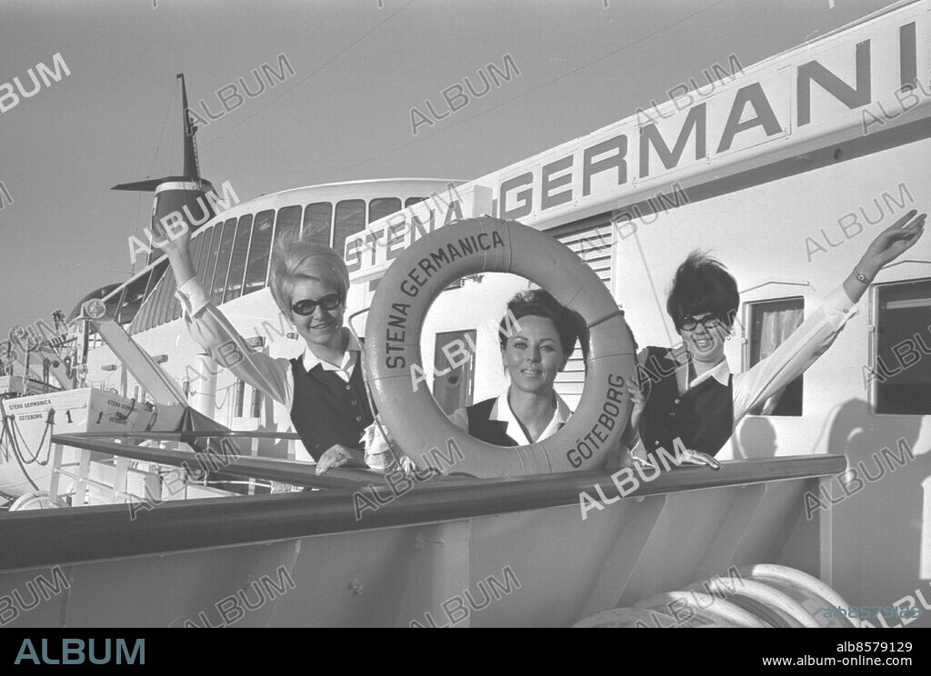 Göteborg 1967-04-24 - Stena Line - Stena Germanica - Första resan för Stena Germanica - Kioskvärdinnorna ombord Bärbel Walther, Ulla-Britt Versteeg och Ann Adolfsson *** Local Caption *** GP apr1967_1179. KAMERAREPORTAGE.