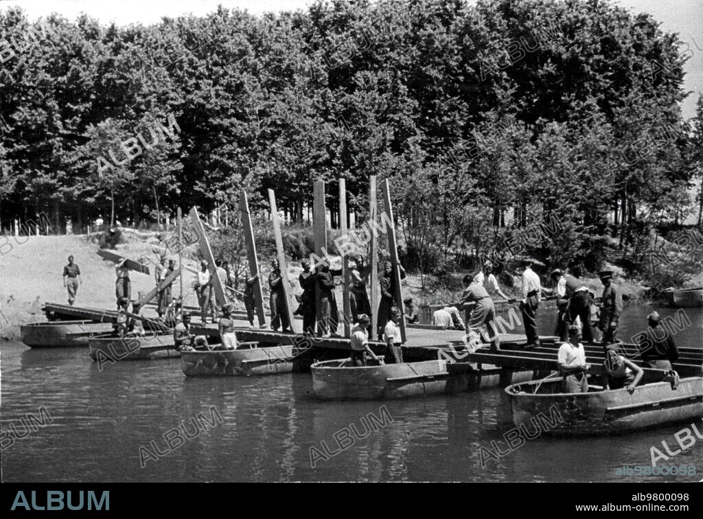 Septiembre 1936. Soldados Construyendo un puente de Barcas, para facilitar el paso de Fuerzas y Municiones.