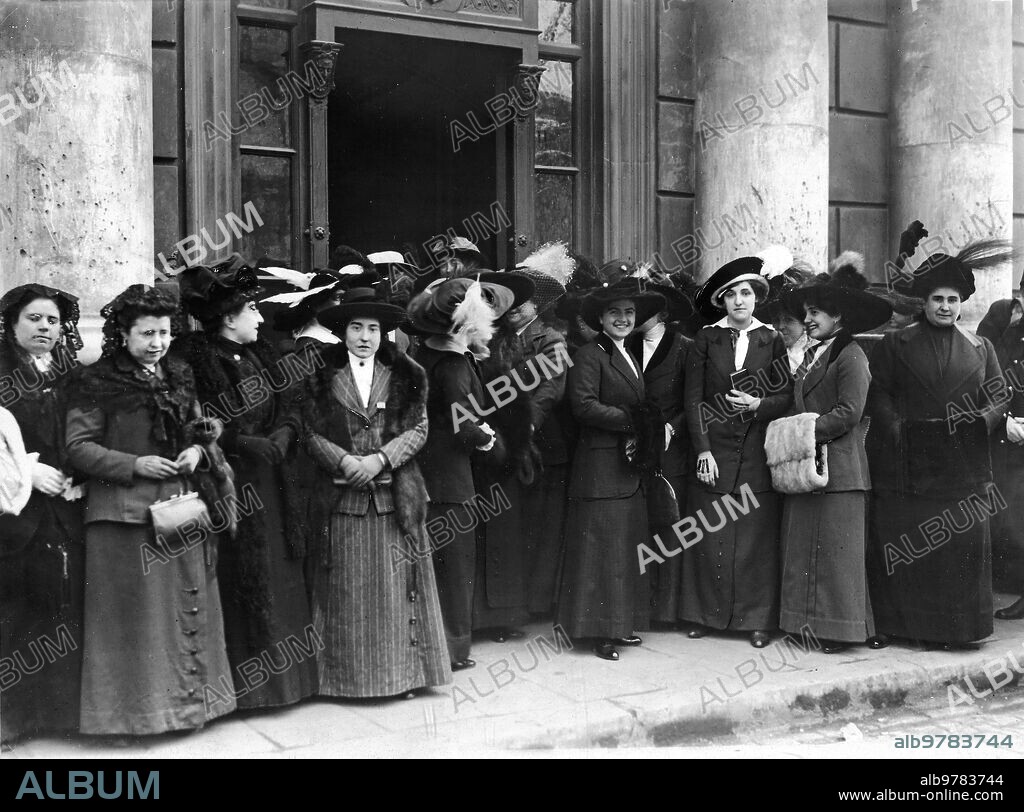 1913. Las Damas Católicas de Barcelona. Comisión de Señoras Católicas de Barcelona Saliendo del gobierno civil después de manifestar su protesta contra la supresión de la enseñanza del catecismo en las Escuelas. Foto Arija.