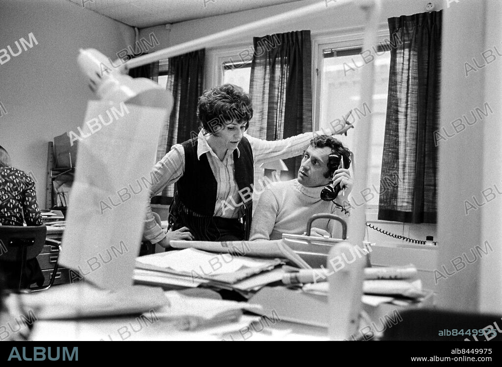 STOCKHOLM 1972-02.. Gun Hägglund, programledare i TV-programmet Halvsju, med reporter Runo Edström.. Foto: Bertil S-son Åberg / RiR / SVT / Kod: 5600. Reportage publ. i RiR 9/72 sid. 12-13 inför TV-programmet Halvsju.. RiR 20412 sv/v neg Redaktionsbilder.