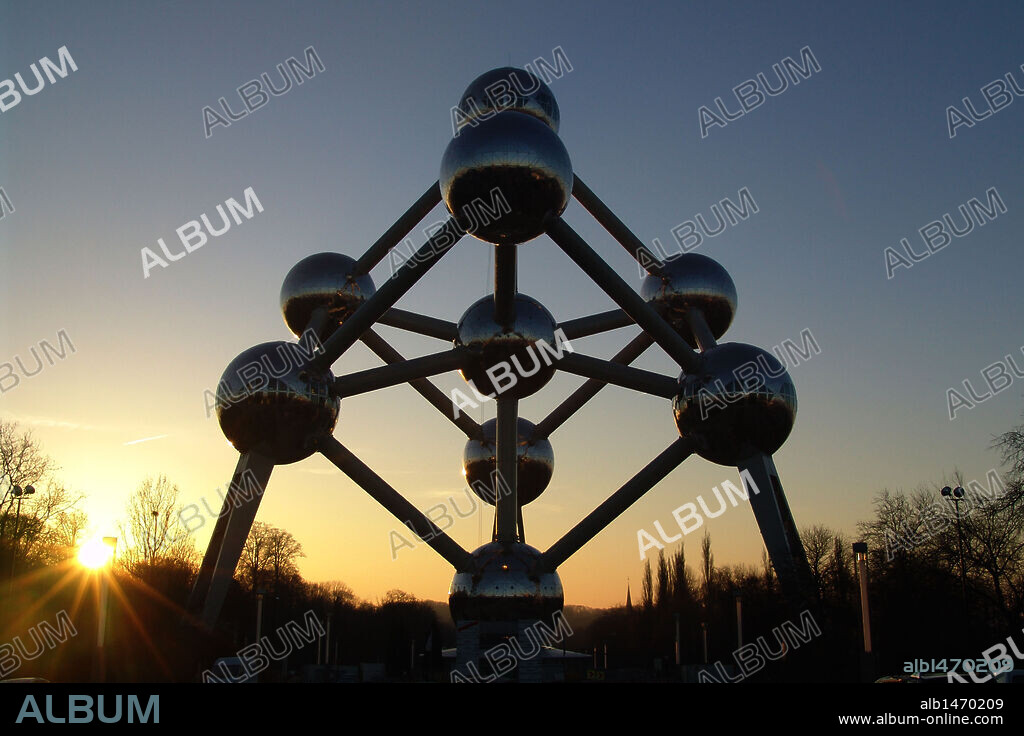 BELGICA. BRUSELAS. Vista al atardecer del ATOMIUM, construído con motivo de la Exposición Universal del año 1958.