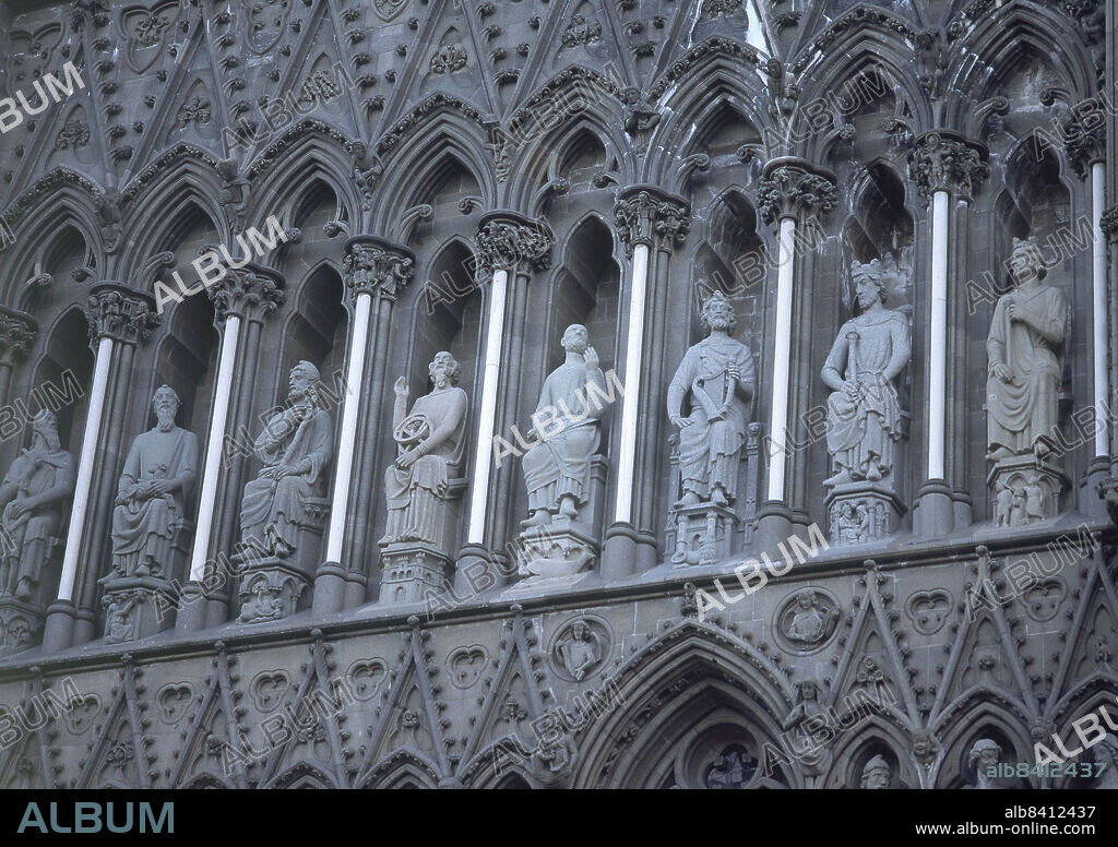 ESCULTURAS EN LA FACHADA OESTE - CATEDRAL GOTICA RESTAURADA EN EL S XX - FOTO AÑOS 00.