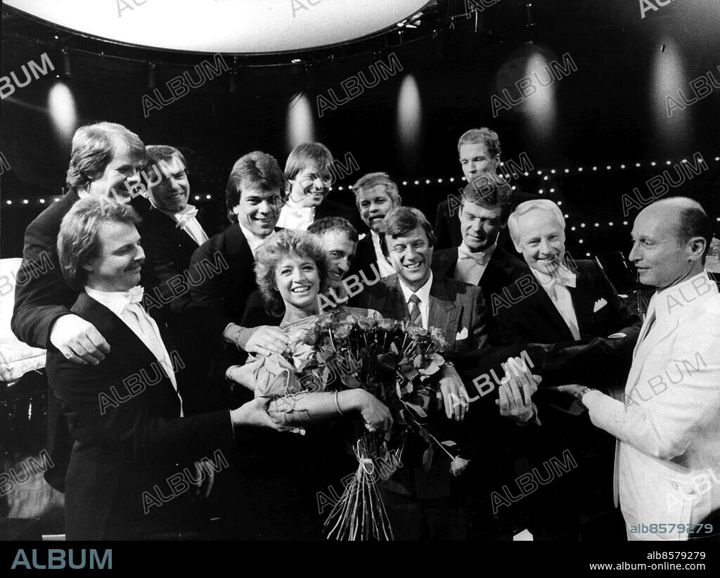 Lill-Babs Barbro Svensson här med sina ex-män. TV-programmet Här är ditt liv 1983. TV Program Här är ditt liv 1983. Svensson Barbro Lill-Babs sång Situation 1983.