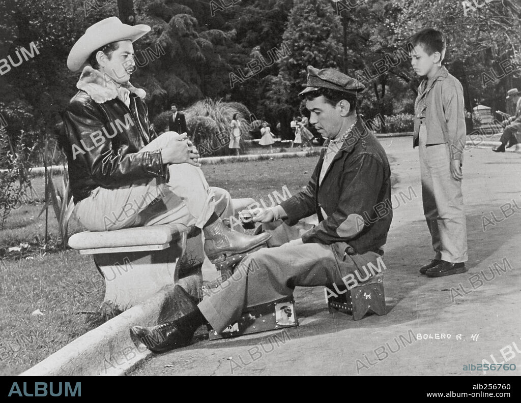 CANTINFLAS and PAQUITO FERNANDEZ in EL BOLERO DE RAQUEL, 1957, directed by MIGUEL M. DELGADO. Copyright POSA FILMS, S.A.