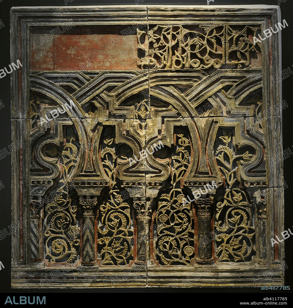 Friso decorativo. Sobre la arquería se conservan restos de una inscripción cúfica. Siglo XI. Yeso. Procede del Salón de los Mármoles del Palacio de la Aljafería (Zaragoza, Aragón). Fragmento. Altura: 162 cm, anchura: 151 cm. Museo Arqueológico Nacional. Madrid. España.