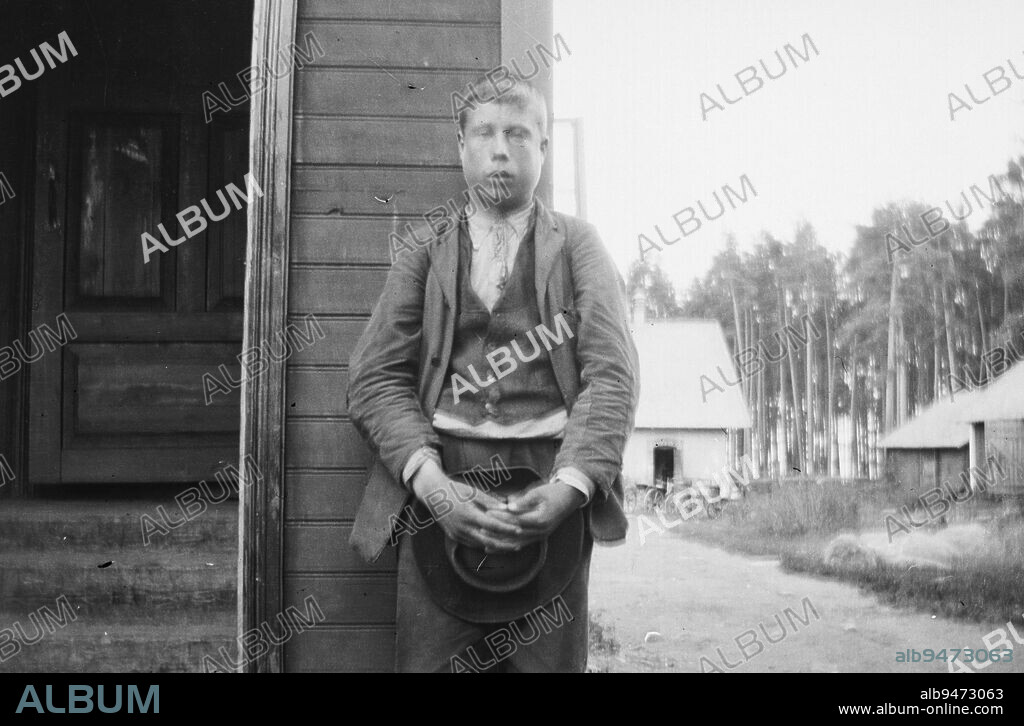 Hugo Simberg, 24.6.1873, Hamina, 12.7. 1917, Ähtäri, Eino Antti Seppä, 1900, 55 × 82 mm, Niemenlautta, yard, building, yevo - Work: Group photo in the garden of Niemenlautta, Elin von Harten, Aunt Sonna, Niclas Simberg, Alexandra Simberg, Elma Simberg, Elsa Simberg, Guido Simberg, Aurora von Harten, Njuta von Harten, Elin Simberg, Blenda Simberg, Hanna and Ellen Andersin, Photography in Finland around 1900.