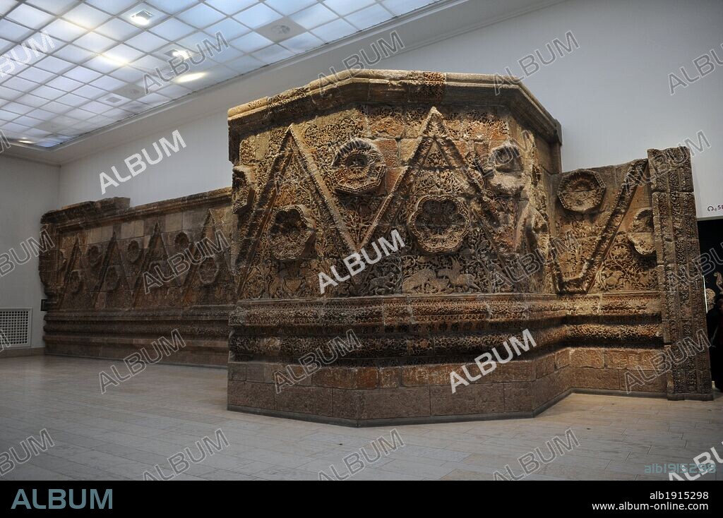 ARTE ISLAMICO. PERIODO OMEYA. JORDANIA. FACHADA DEL PALACIO MSHATTA. S. VIII. Palacio residencial de Qasr Mshatta uno de los castillos del desierto de Jordania. Museo de Pérgamo de Arte Islámico. Berlín (Isla de los Museos). Alemania. Europa.
