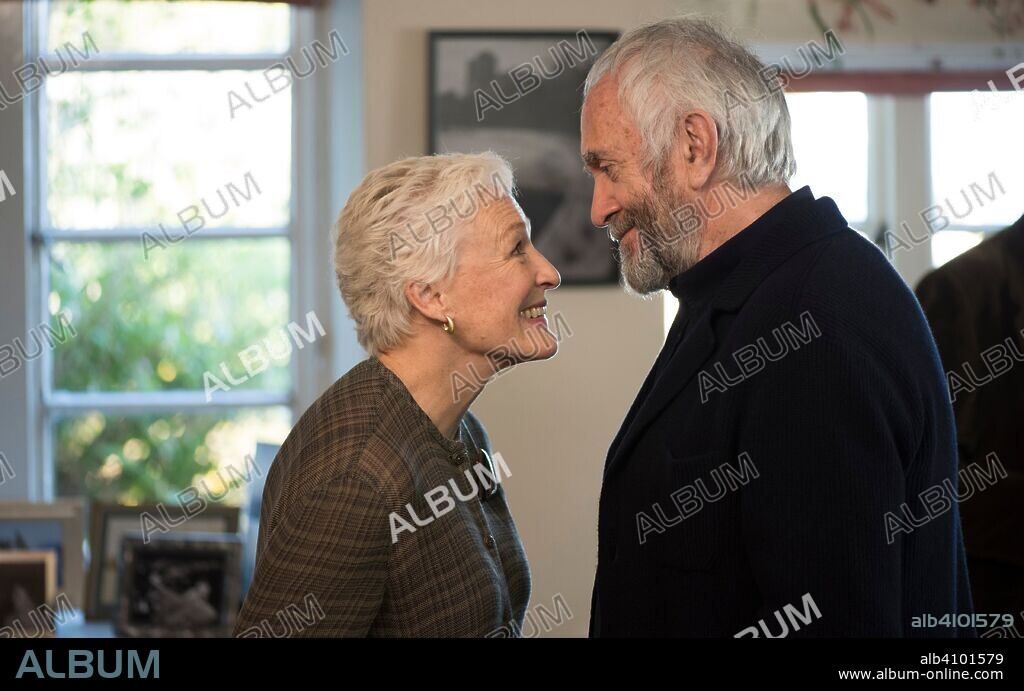 GLENN CLOSE y JONATHAN PRYCE en LA BUENA ESPOSA, 2017 (THE WIFE), dirigida por BJORN RUNGE. Copyright Embankment Films.