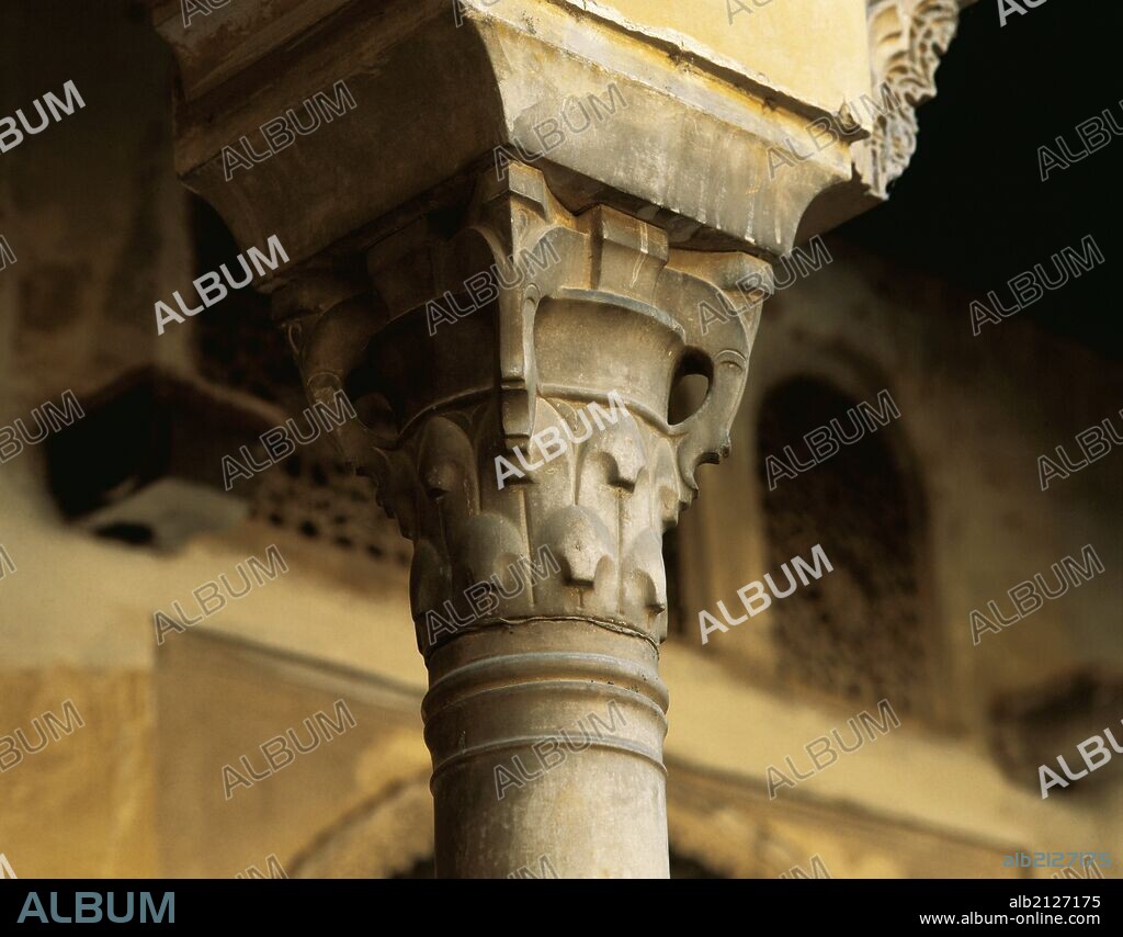 ARTE ISLAMICO. ESPAÑA. CAPITEL de la "CASA DE LOS INFANTES" o de "CETTI MERIEM". Construcción realizada en el siglo XV que perteneció a los Infantes de Almeria, descendientes de Ibn Hud. Dinastía beréber que sustituyó a la dinastía Almorávide en el Al Andalus entre 1121 al 1223. GRANADA. Andalucia.