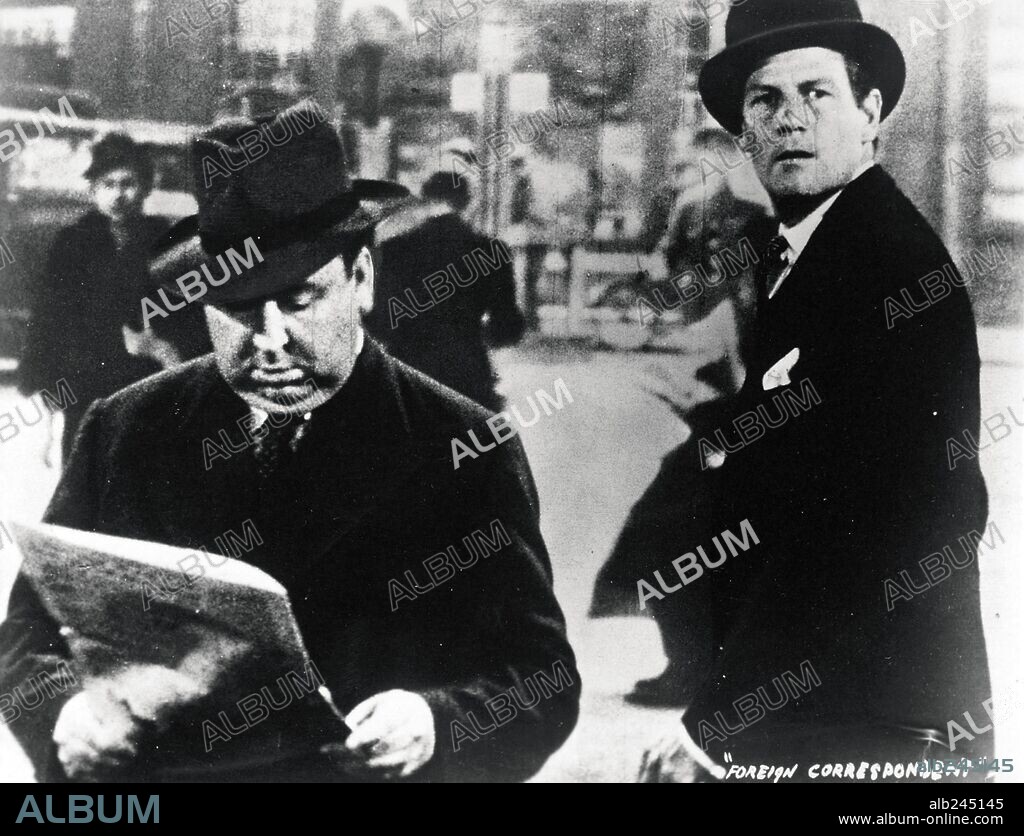 ALFRED HITCHCOCK y JOEL MCCREA en ENVIADO ESPECIAL, 1940 (FOREIGN CORRESPONDENT), dirigida por ALFRED HITCHCOCK. Copyright UNITED ARTISTS.