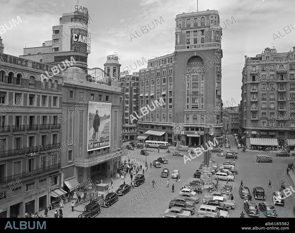 FOTOGRAFIA EN BLANCO Y NEGRO DE LOS AÑOS 50 DE LA PLAZA DE CALLAO A LA IZQUIERDA EL CINE CALLAO Y AL FONDO EL EDIFICIO PALACIO DE LA PRENSA.