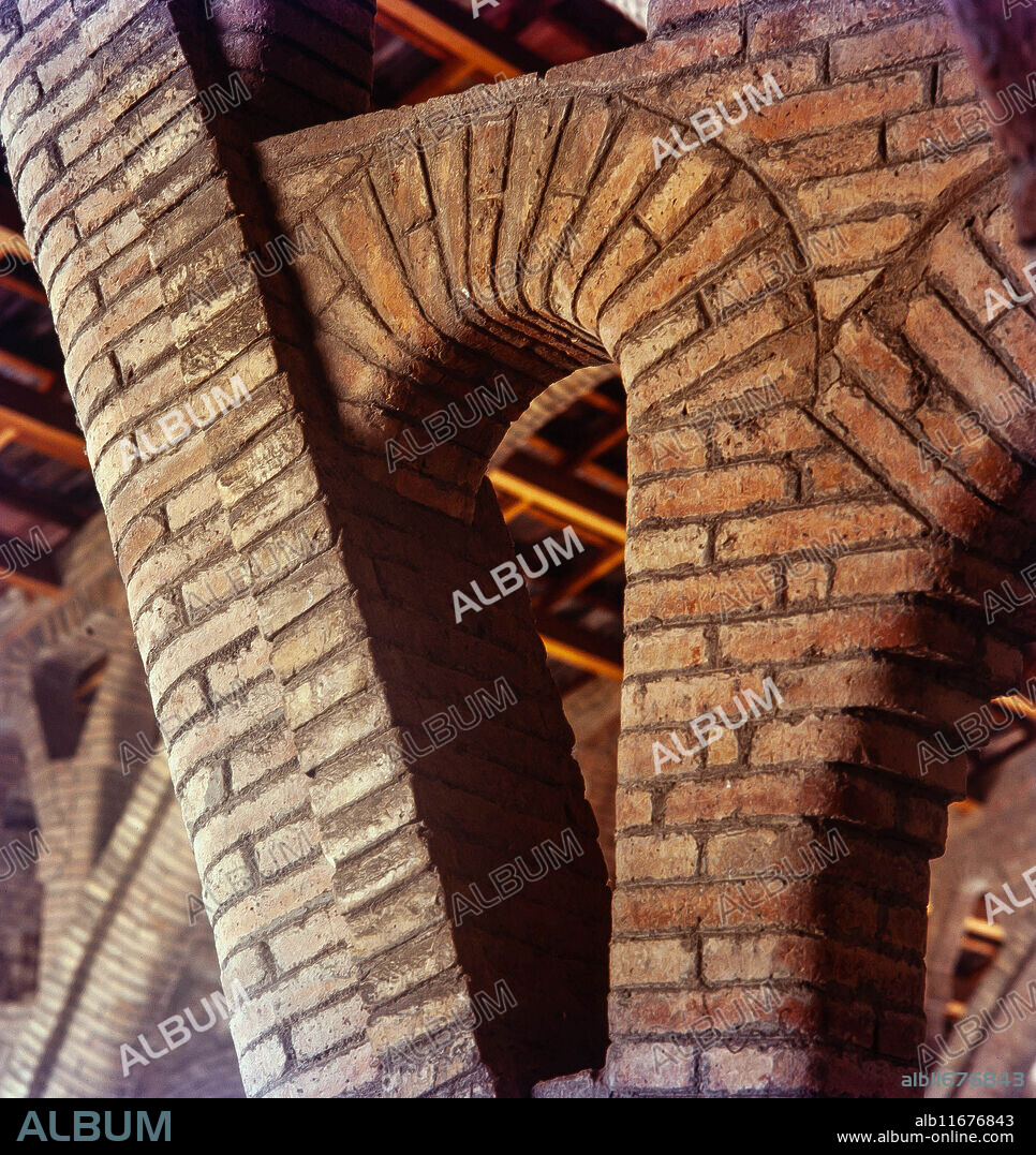 CÈSAR MARTINELL I BRUNET. Bodega de la cooperativa agrícola de Pinell de Brai, Tarragona. Obra modernista del arquitecto Cèsar Martinell i Brunet, 1918-1922.