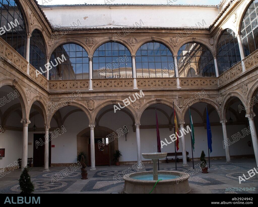 PATIO DEL PALACIO JUAN VAZQUEZ DE MOLINA EN UBEDA (JAEN). 15/09/2014