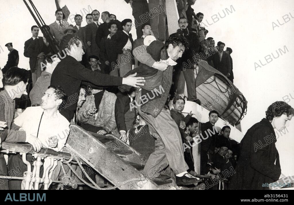 Repatriados de la División azul abandonando el barco Semíramis a su llegada a Barcelona. Año 1954.