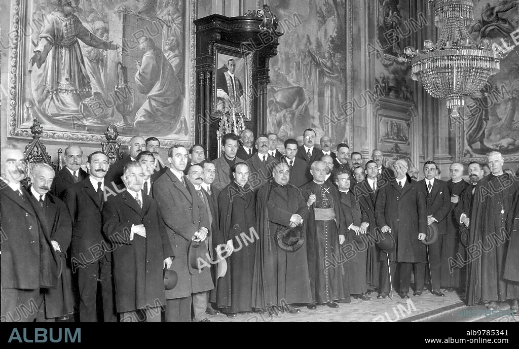 1920. Barcelona. En el palacio Episcopal. El Obispo, doctor  Enrique Reig con los Representantes de los Centros Catolicos, Despues de la asamblea Celebrada para crear la Federacion de Entidades Catolicas.