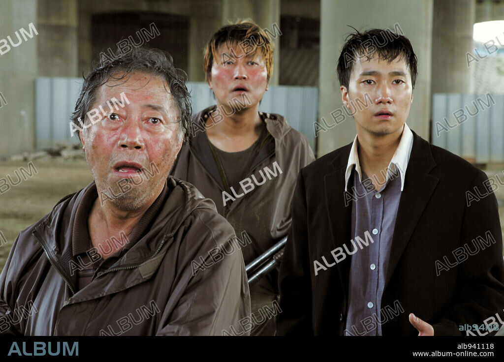 THE HOST, 2006 (GWOEMUL), directed by BONG JOON HO. Copyright CHEONGEORAM.