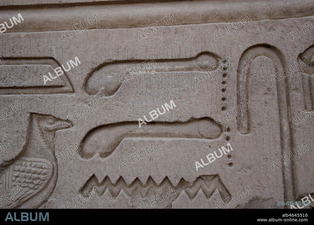 Hieroglyphes du temple de Kom-Ombo: penis en erection avec ejaculation de spermes. Photo d'Arnaud du Boistesselin, Egypte. Credit: Boistesselin/KHARBINE-TAPABOR.