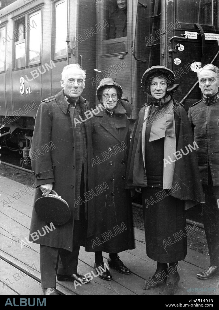 Göteborg 16 oktober - Centralstationen - Evangeline Booth (trea fr v) ledare i Frälsningsarmén och dotter till Frälsningsarmens skapare William Booth -. *** Local Caption *** . KAMERAREPORTAGE.