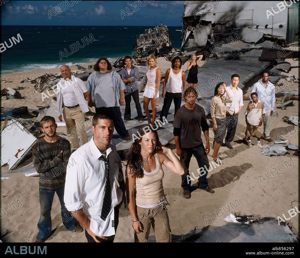 DANIEL DAE KIM, DOMINIC MONAGHAN, EMILIE DE RAVIN, EVANGELINE LILLY, HAROLD PERRINEAU JR, IAN SOMERHALDER, JORGE GARCIA, JOSH HOLLOWAY, MAGGIE GRACE, MALCOLM DAVID KELLEY, MATTHEW FOX, NAVEEN ANDREWS, TERRY O'QUINN und YUNJIN KIM in LOST, 2004. Copyright ABC.