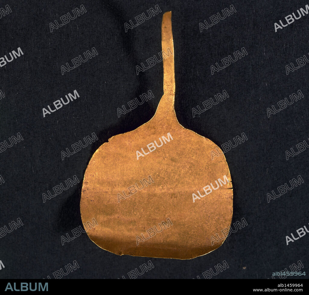ARTE PREHISTORICO. EDAD METALES. ESPAÑA. CALCOLITICO-BRONCE ANTIGUO (2.000-1.500 a.C.). PRIMERA METALURGIA. PUÑAL VOTIVO EN ORO que formaba parte de un ajuar funerario hallado en un sepulcro colectivo del yacimiento de Ribafrecha (La Rioja). Museo de La Rioja. Logroño.