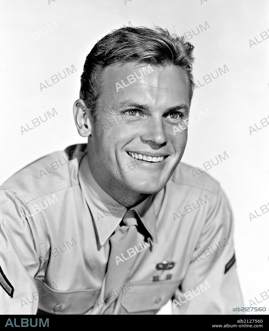TAB HUNTER en MÁS ALLÁ DE LAS LÁGRIMAS, 1955 (BATTLE CRY), dirigida por RAOUL WALSH. Copyright WARNER BROTHERS.