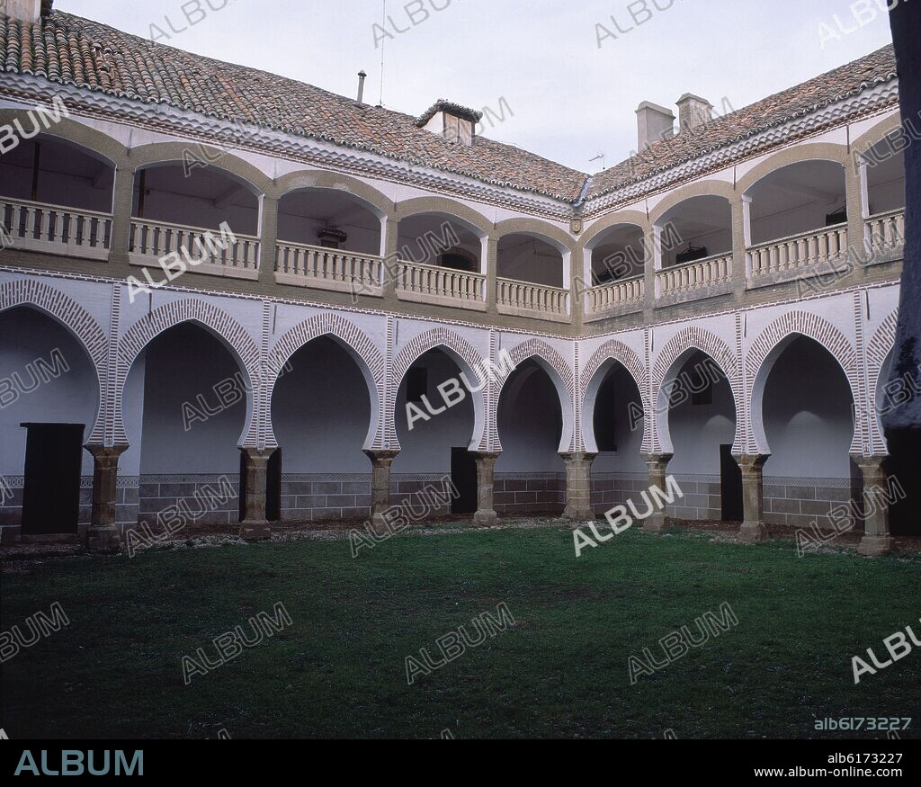 PATIO DEL PALACIO DE SOTOFERMOSO - EL PISO BAJO ES MUDEJAR DE PRINCIPIOS DEL SIGLO XV Y EL PISO ALTO ES RENACENTISTA DEL SIGLO XVI.