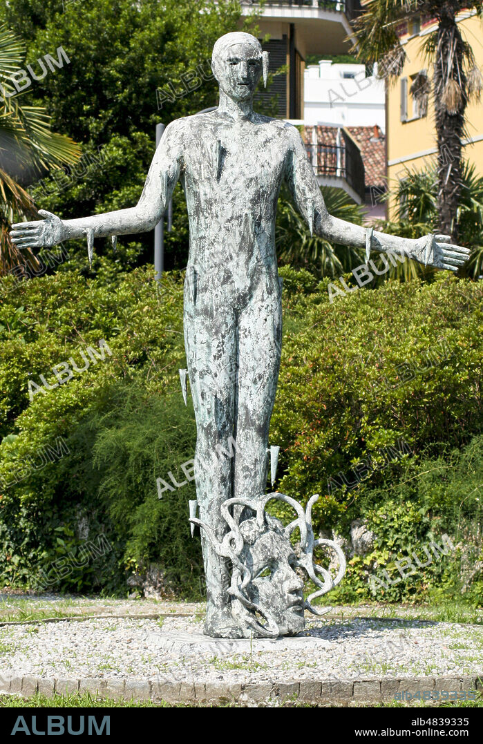 Como, Lombardy, Italy. Statue Medusa '97 (16/6/1998), by Mimmo Paladino, located in the garden of Villa Gallia.gift from the Versace family (Santo and Donatella) on the occasion of the Versace exhibition of clothes for the theater 16/06/1998 - 02/10/1998.. Villa Gallia is located in Como in Via Borgovico and is the oldest villa in the street. The abbot Marco Gallio, nephew of Cardinal Tolomeo Gallio, had it built as a summer residence in 1615.