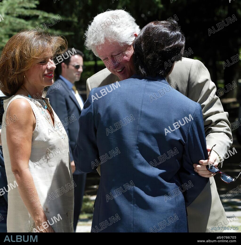 Madrid, 10/07/2002. El presidente del gobierno Jose María Aznar y su esposa Ana Botella, reciben al expresidente de los Estados Unidos Bill Clinton en el palacio de la Moncloa.