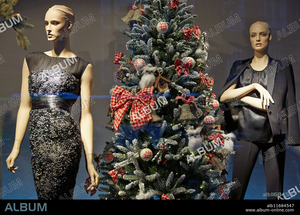 Showcase with Christmas tree, Bilbao, Bizkaia, Basque Country, Spain.