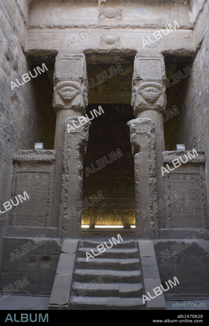 ARTE EGIPCIO. EGIPTO. TEMPLO DE HATHOR. Vista de la entrada a la CAPILLA DEL AÑO NUEVO, decorada con capiteles hathóricos. Dendera. Norte de Africa.