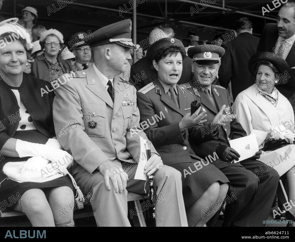 Andrei J. Solowjow, Dorothy Hartel and FREDERICK O. HARTEL. Allied commanders and their relatives sit on the honorary tribune and watch the parade of the French army on the occasion of the French national day in the headquarters Quartier Napoleon in Berlin on the 14th of July in 1961.
To be seen (l-r) Dorothy Hartel, wife of General Hartel, US General Frederick O. Hartel, commander of the American troops in Berlin, a Soviet translator, the Soviet town major of Berlin Colonel Andrei J. Solovyev and the wife of French town major of Berlin Lacomme. 14/07/1961