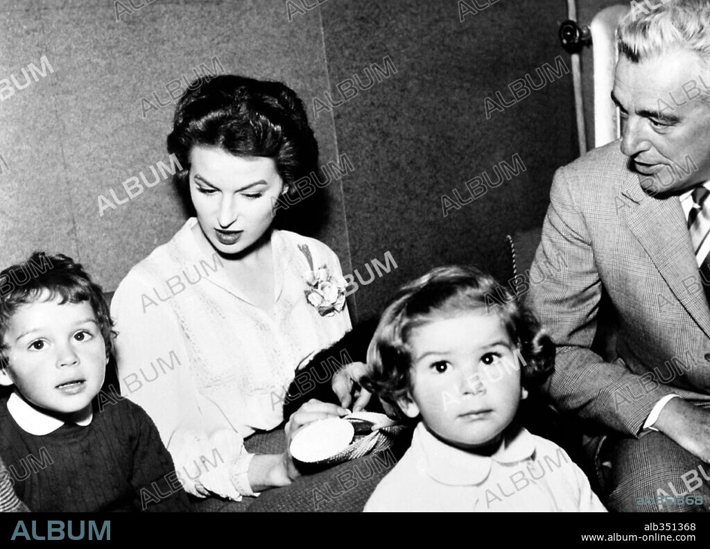 SILVANA MANGANO y VITTORIO DE SICA en EL ORO DE NÁPOLES, 1954 (L' ORO DI NAPOLI), dirigida por VITTORIO DE SICA. Copyright PARAMOUNT PICTURES.