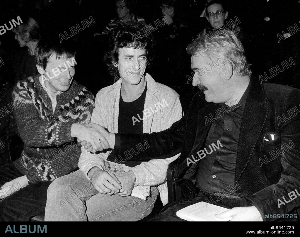 Stockholm 1979-12-03. Författaren Jacques Werup flankerad av Hans Alfredson t.h. som gratulerar författaren Göran Sonnevi på Södra teatern i Stockholm. Foto: Gunnar Lantz / SvD / TT / kod 12014.