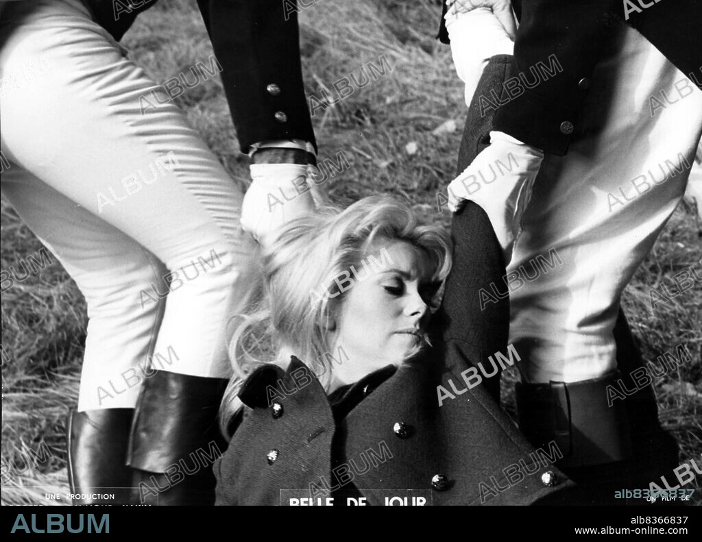 CATHERINE DENEUVE en BELLE DE JOUR: BELLA DE DÍA, 1967 (BELLE DE JOUR), dirigida por LUIS BUÑUEL. Copyright PARIS FILM/FIVE FILM.