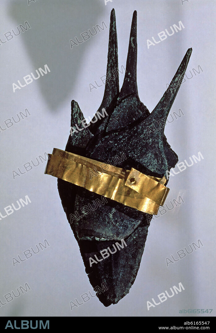PUNTA DE FLECHA DEL TIPO PALMELA - 1900 A 1600 A.C -COBRE CON ORO - PROCEDENTE DE VILLAVERDE DEL RIO -SEVILLA.