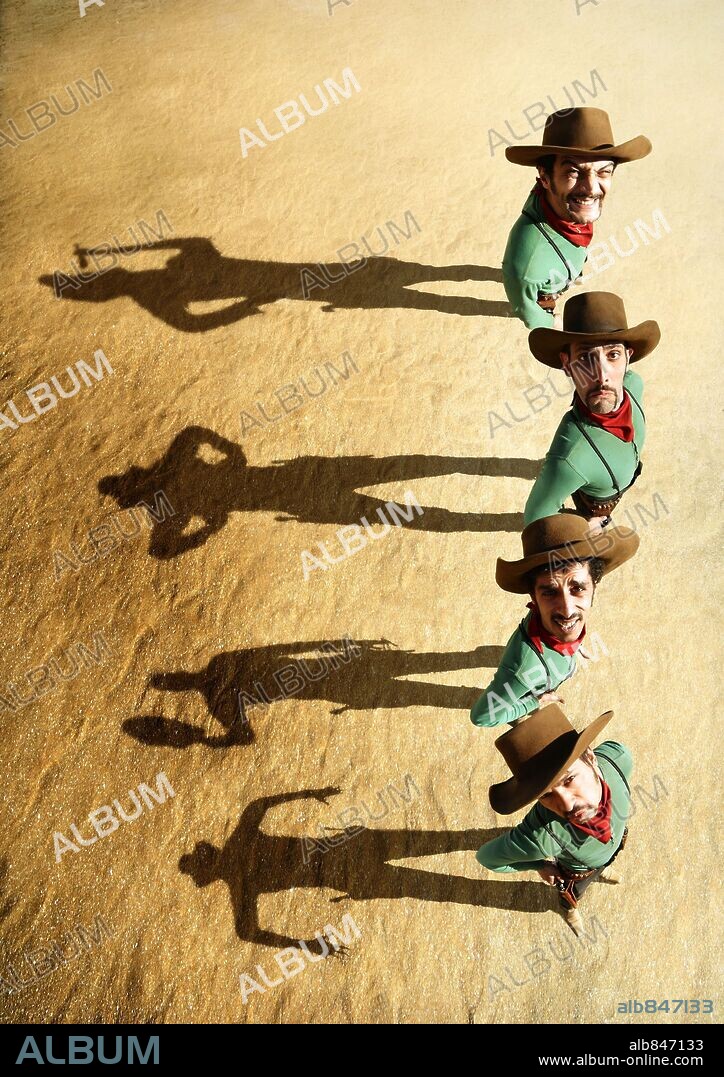 ERIC JUDOR, RAMZY BEDIA, ROMAIN BERGER et SAID SERRARI dans LES DALTON, 2004, réalisé par PHILIPPE HAIM. Copyright UGC FILMS.