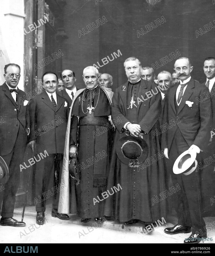 28 agosto 1923. Burgos -  el cardenal primado Dr. Reig (1) con el cardenal Benlloch (2) alcalde y concejal Despidiendo al segundo al emprender su viaje A América. - foto espiga.
