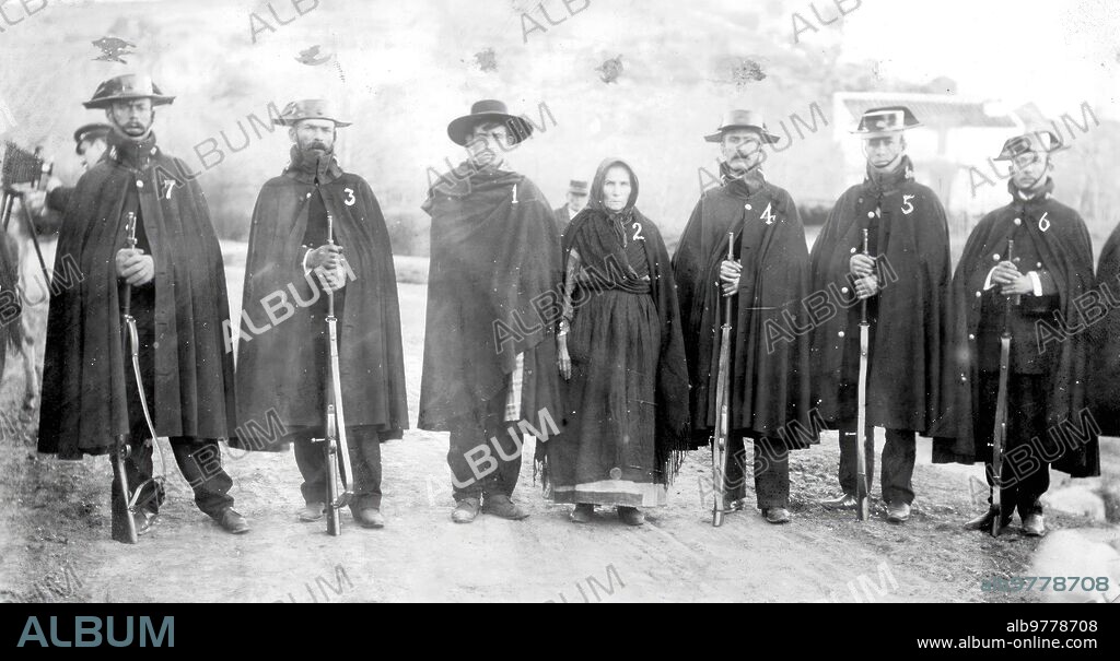 Constantina (Sevilla), 03/02/1907. El crimen de Constantina en el que murieron Rufino García y Pastora Muñoz. En la imagen: 1, Matías Guerrero, el autor de asesinato; 2, su madre y encubridora Petra Serrano; 3, el cabo de la Guardia Civil Miguel Álvarez y los guardias a sus órdenes, 4, José Bora; 5, José Escoto; y 7, José Barragán; responsables de la captura.