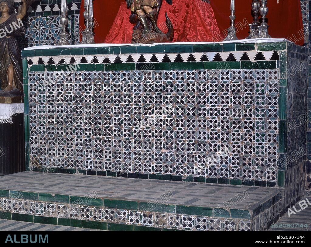 FRONTAL DEL ALTAR DE LA CAPILLA DEL PALACIO DE PILATOS - AZULEJOS MORISCOS DE CUERDA SECA - SIGLO XVI.