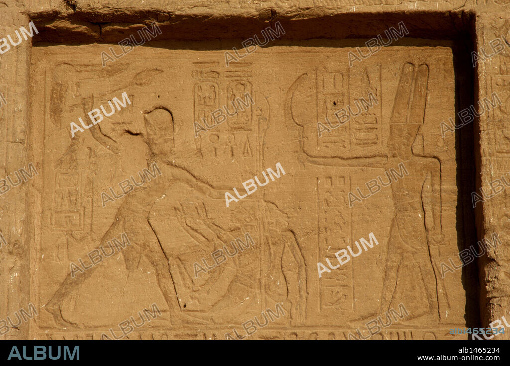 ARTE EGIPCIO. EGIPTO. TEMPLO MAYOR DE RAMSES II. Relieve con la representación del faraón Ramses II ofreciendo los prisioneros capturados en la batalla, al dios AMON. XIX Dinastía. Imperio Nuevo. ABU SIMBEL. Norte de Africa.