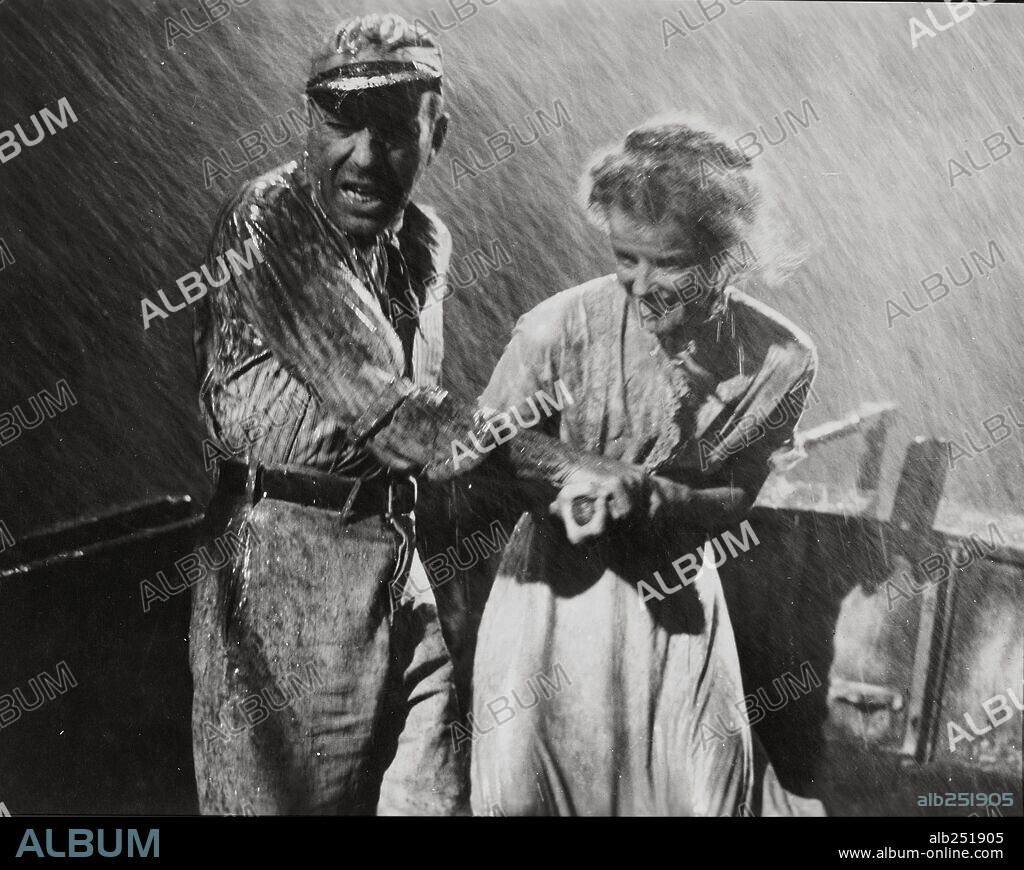 HUMPHREY BOGART and KATHARINE HEPBURN in THE AFRICAN QUEEN, 1951, directed by JOHN HUSTON. Copyright UNITED ARTISTS.
